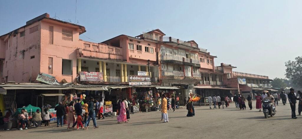 Yashoda Vihar Dharamshala Review 2025: Clean ₹100 Rooms, Free Toilets, But Poor Civic Sense