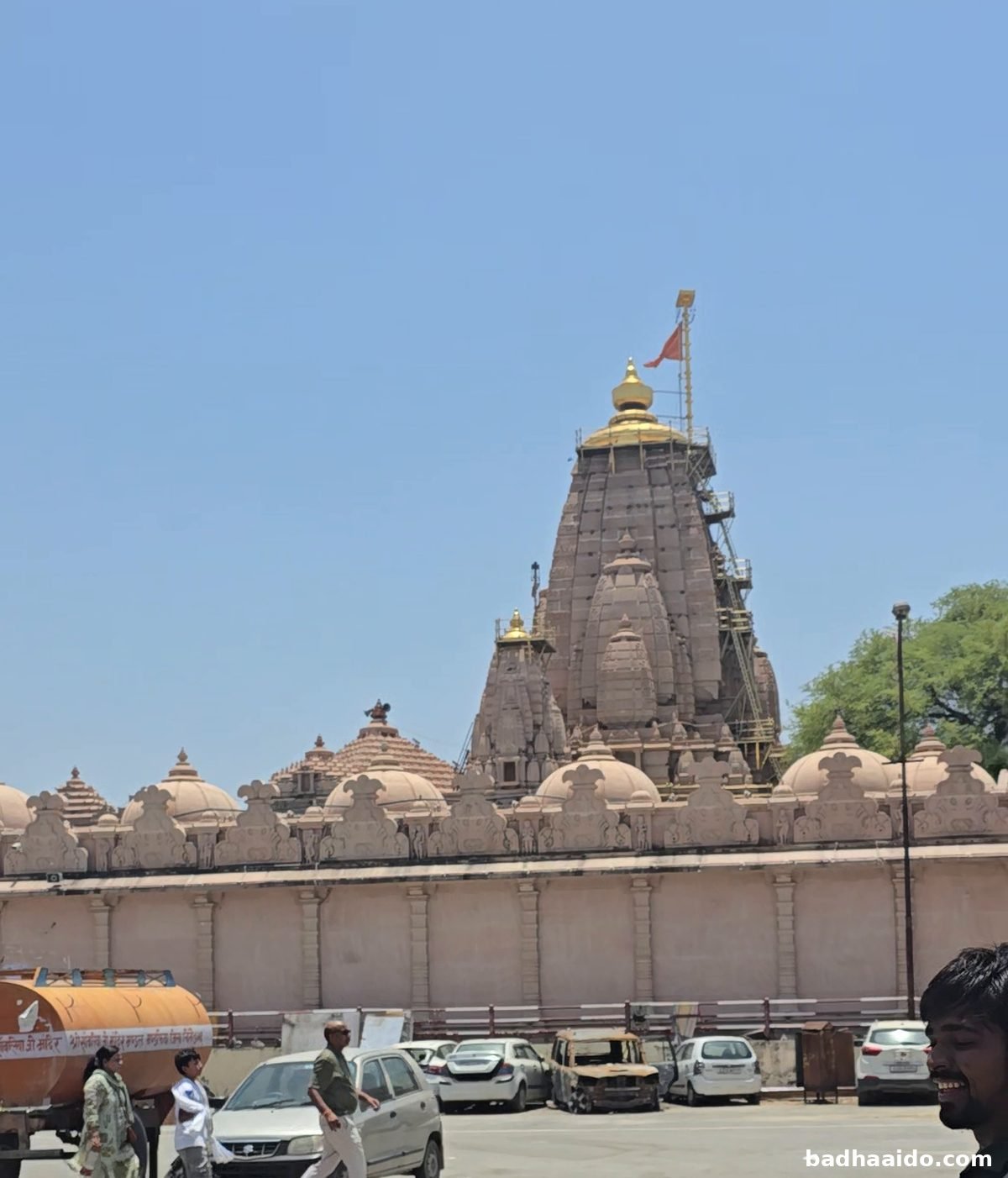सांवलिया सेठ मंदिर का शिखर और परिसर, दिन में