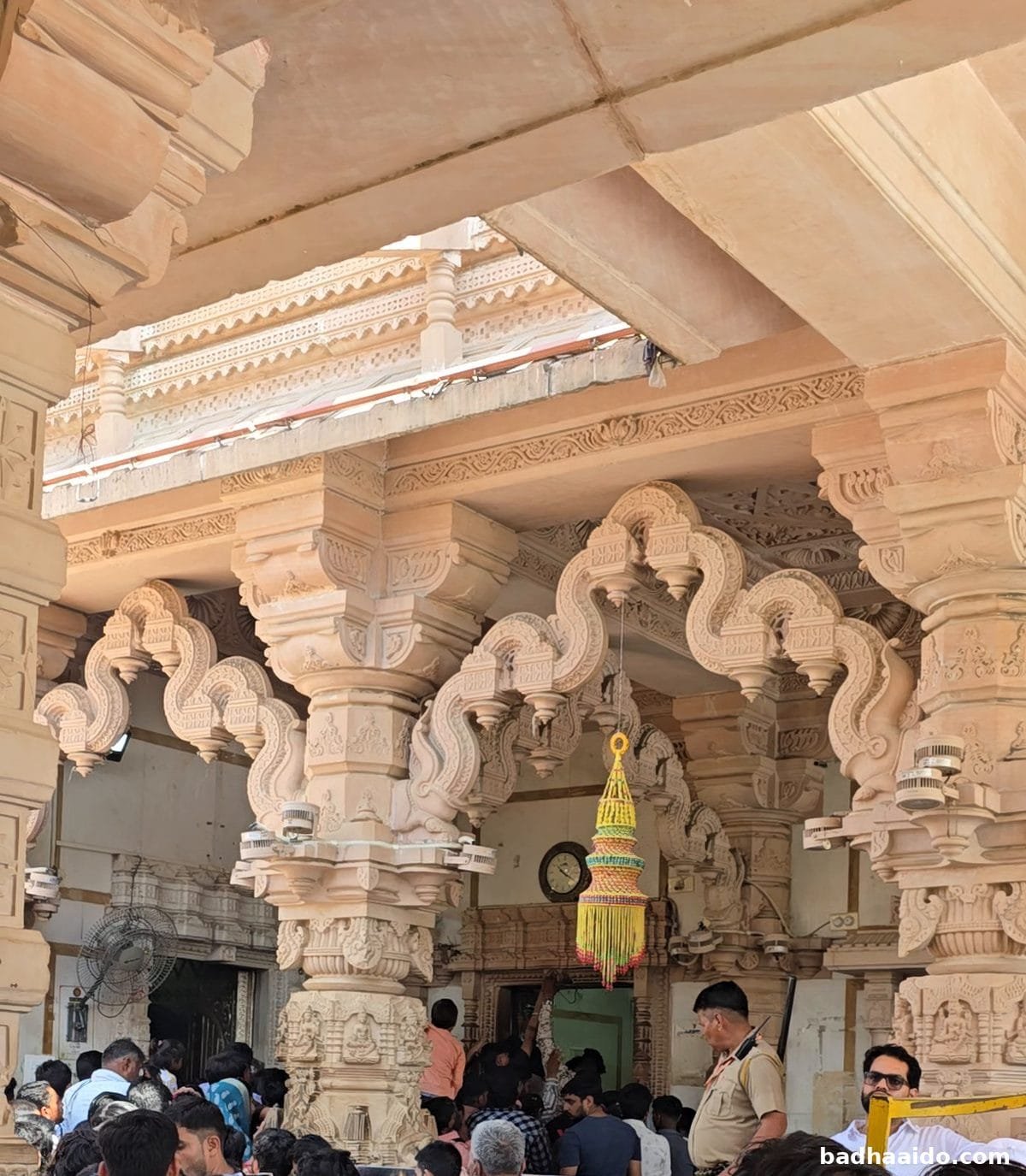 मंदिर के मंडप की नक्काशीदार खंभे