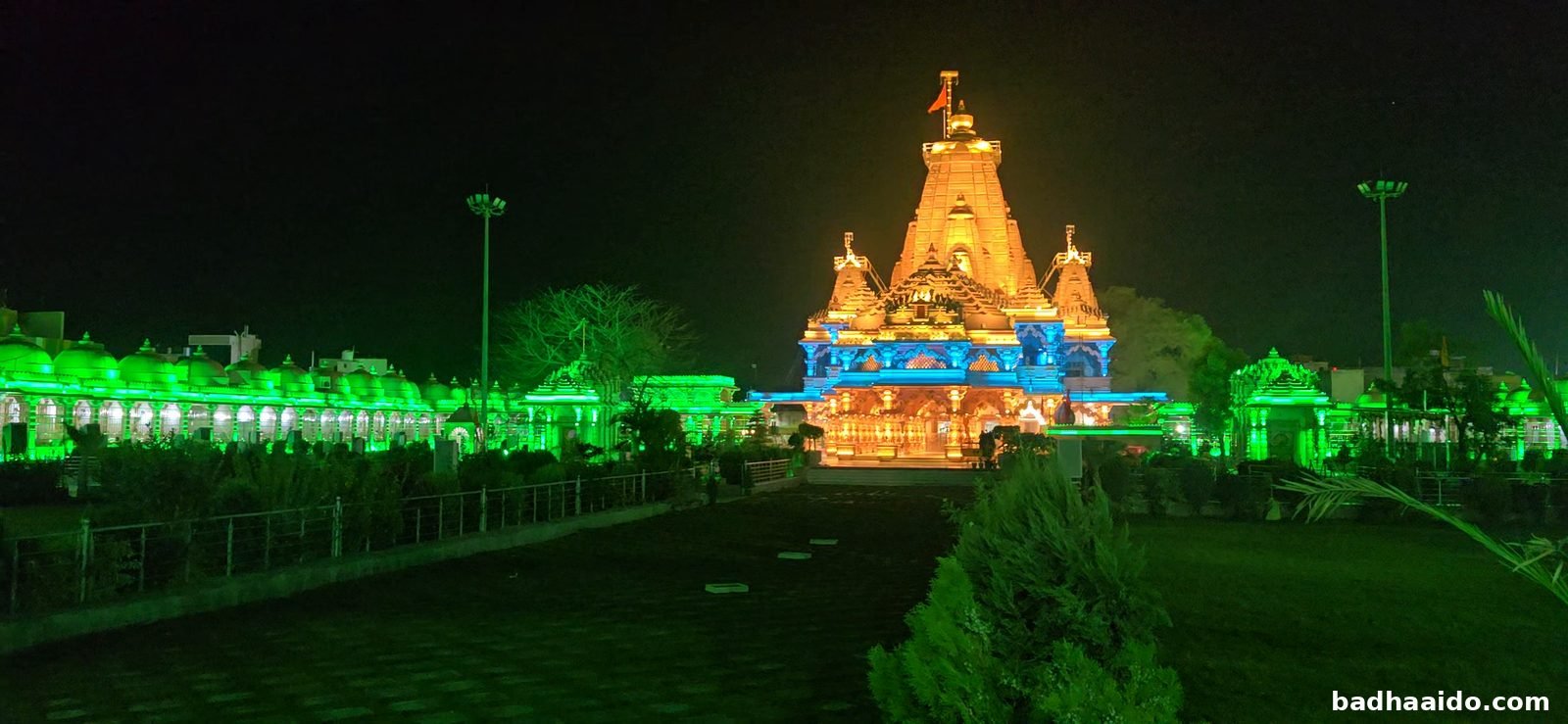 सांवलिया सेठ मंदिर रात में तिरंगे की रोशनी में