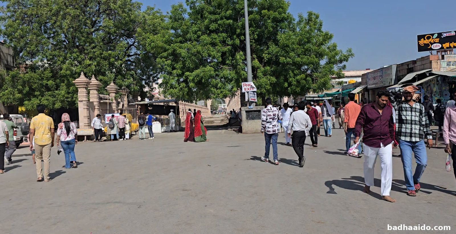 मंदिर के बाहर पार्किंग चौक, सुबह