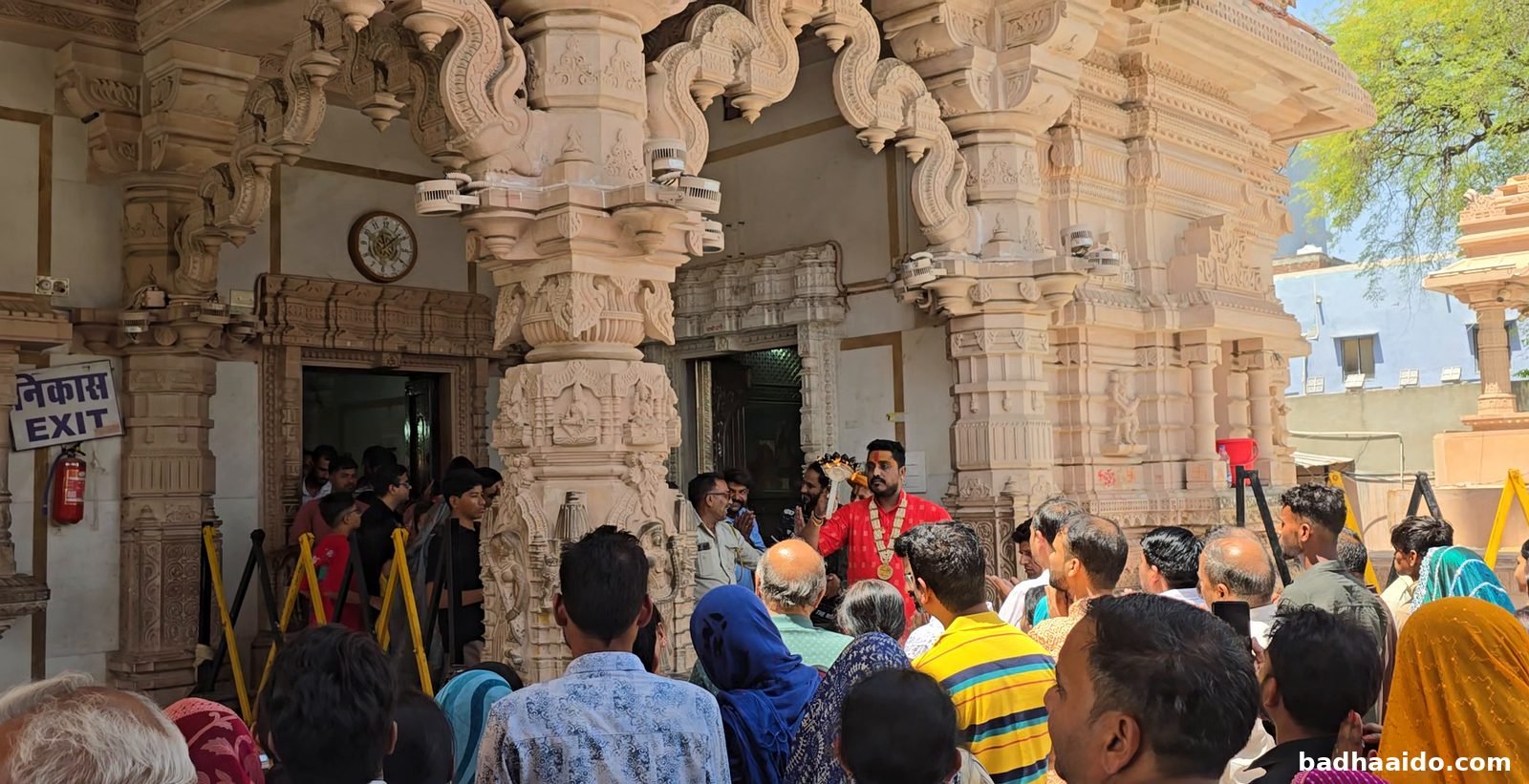 सुबह मंदिर का प्रवेश द्वार